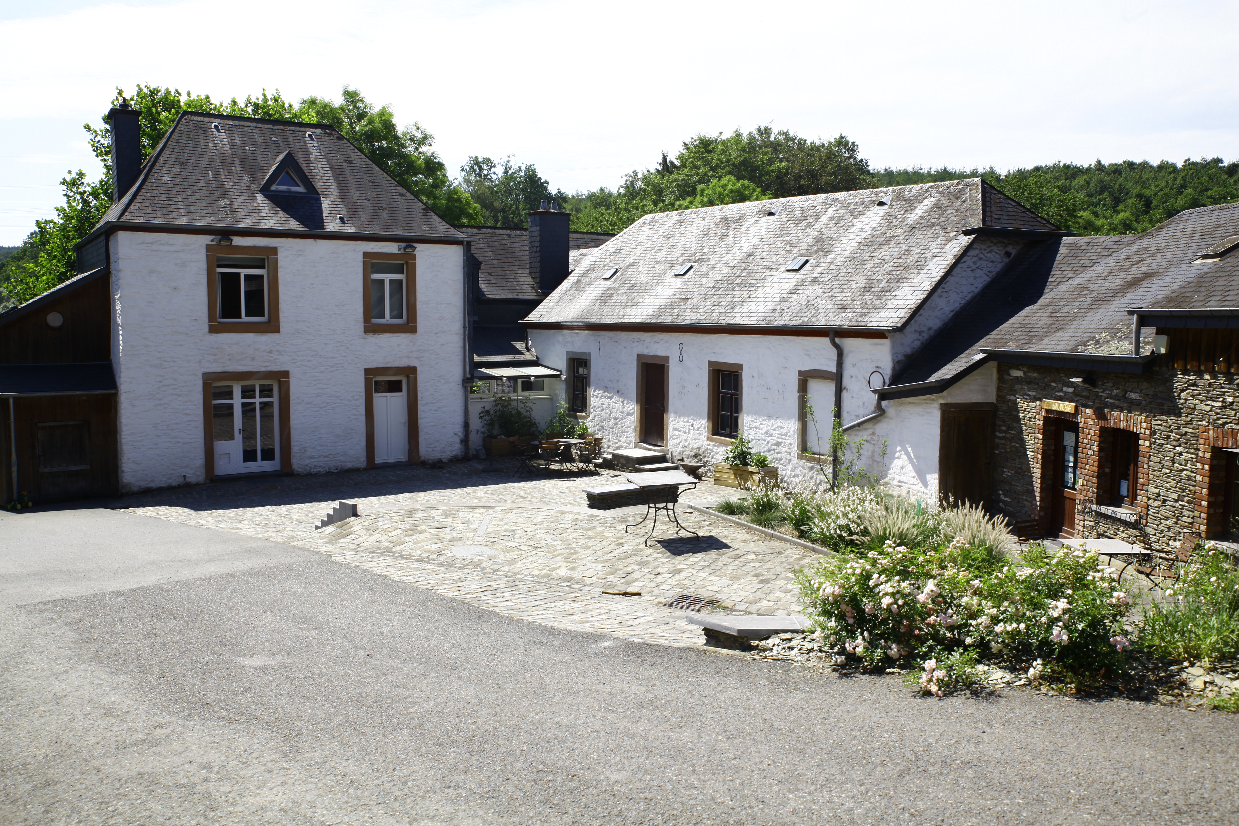 Cour du moulin, visite et pause au bord de l'étang