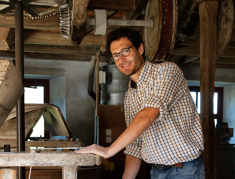Meule de pierre en activité au moulin